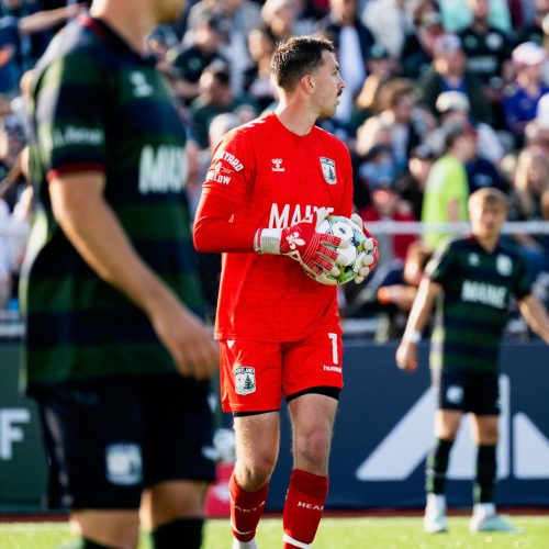 Hunter Morse wearing the Fleur de Lis Venum Pros Inferno Trim Gloves.